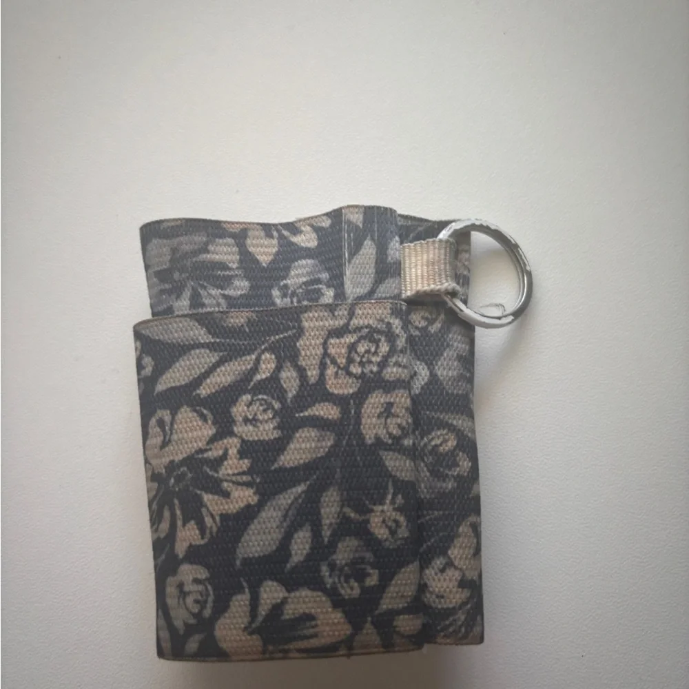 Thread Wallets - Picture 2 of 3